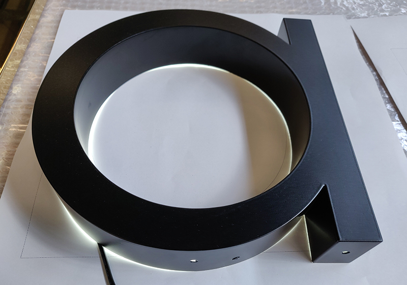 鐵皮烤漆發(fā)光字價(jià)格怎么算，多少錢一個(gè)平方？