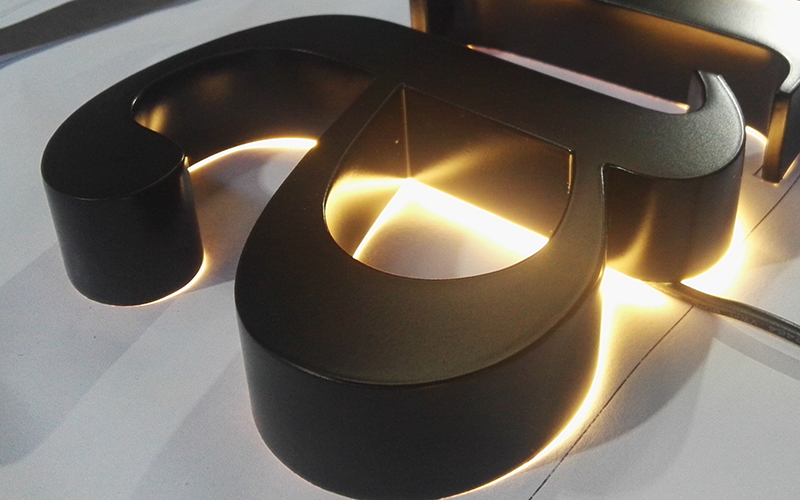 金屬發(fā)光字的制作設(shè)備和機(jī)器有哪些？