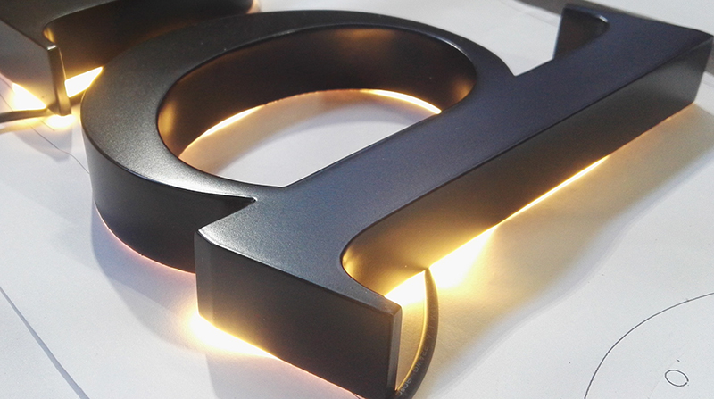 金屬發(fā)光字制作廠家怎么選？