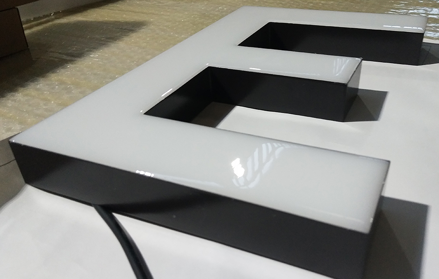 亞克力吸塑發(fā)光字制作材料與特點分析