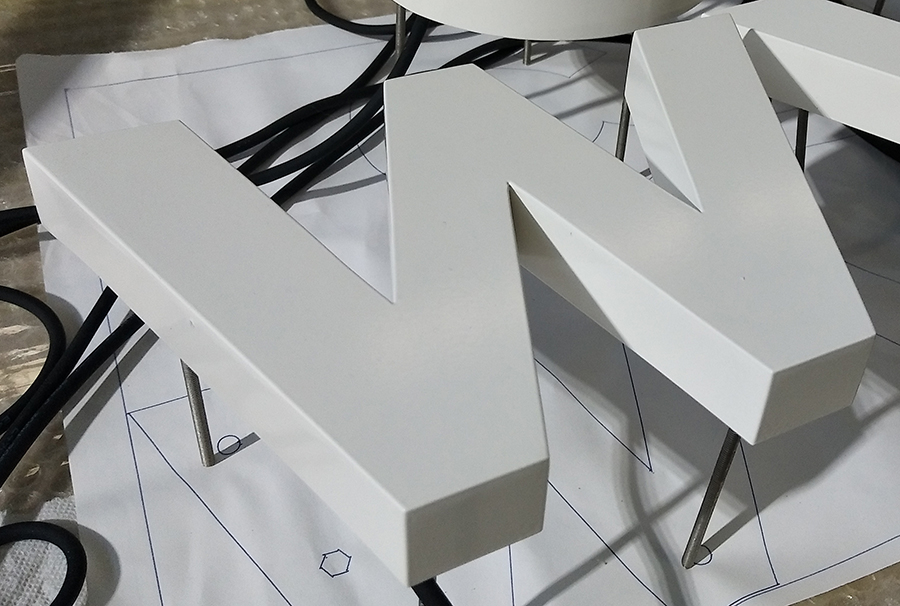 亞克力烤漆發(fā)光字和金屬烤漆字有哪些差異？