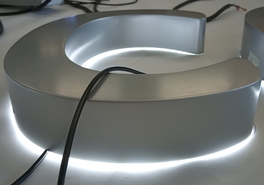 LED背發(fā)光字的構(gòu)成和特點(diǎn)分別是什么？