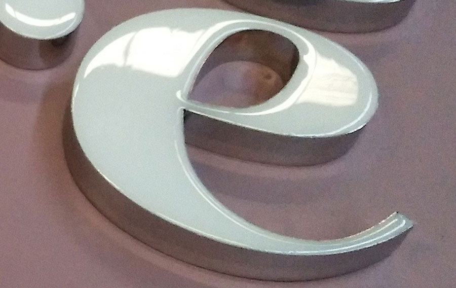 樹(shù)脂字和超級(jí)發(fā)光字的主要區(qū)別是什么？