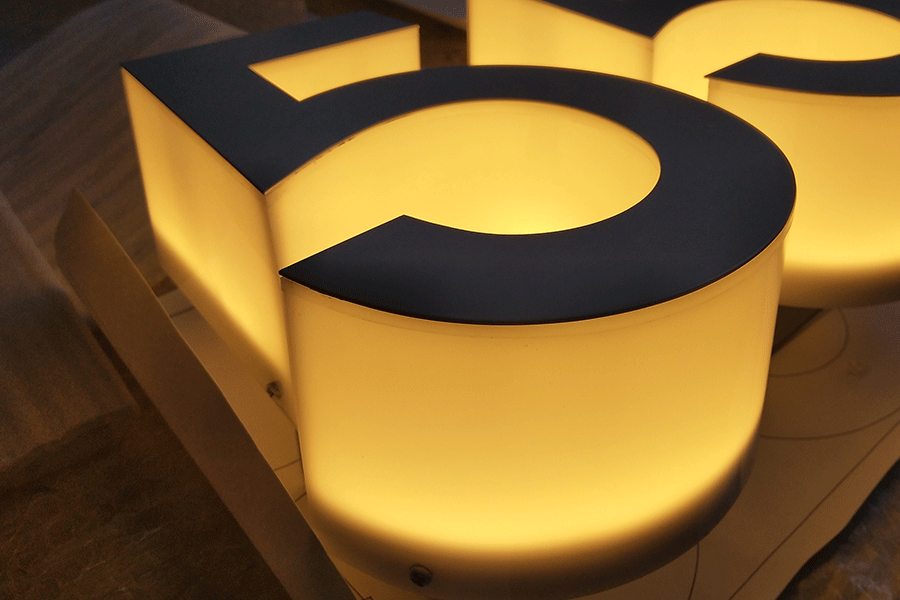 全亞克力發(fā)光字的優(yōu)勢(shì)特點(diǎn)有哪些？