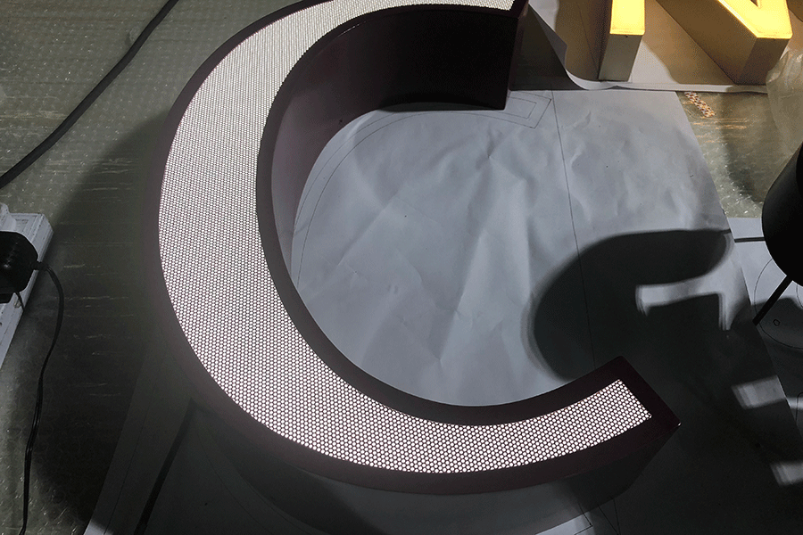 為什么選用沖孔發(fā)光字做樓頂標(biāo)識工程？