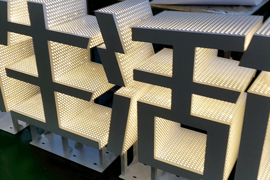 沖孔發(fā)光字與亞克力字相比有什么優(yōu)勢？