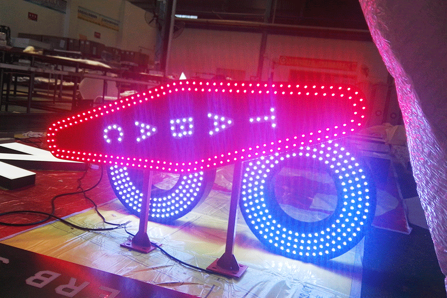 穿孔發(fā)光字制作廠家應該怎么選擇？