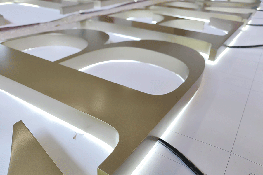 金屬背光字為什么適合做企業(yè)背景墻？