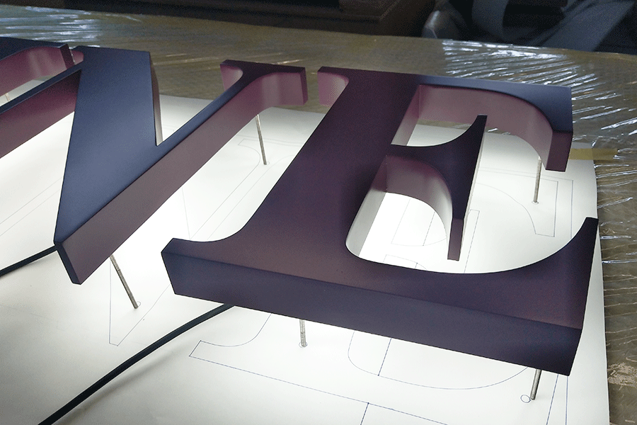 怎么選用合適的發(fā)光標(biāo)識(shí)廣告字？