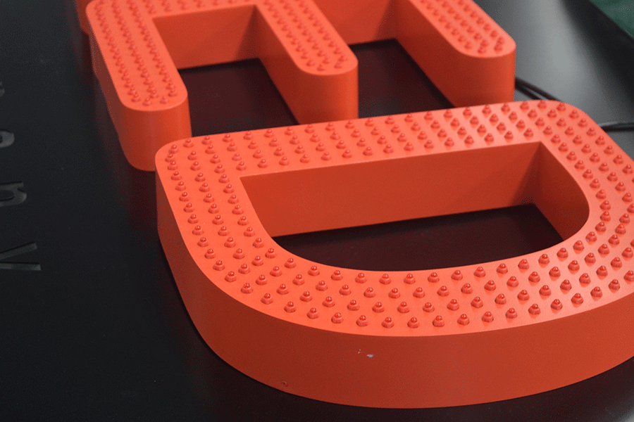 樓頂沖孔外露字的應(yīng)用優(yōu)勢(shì)有哪些？