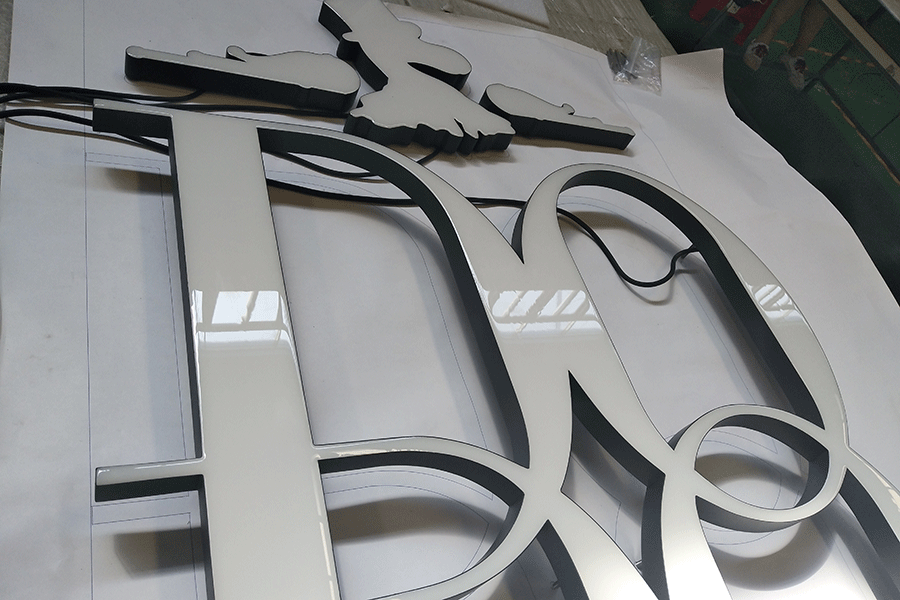 樹脂字發(fā)光標識具備哪些特點？