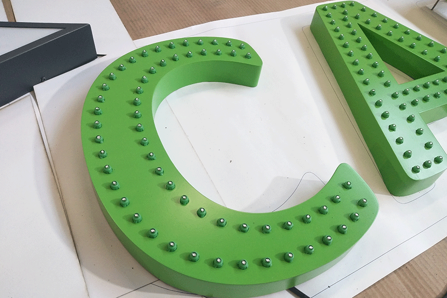 led穿孔字制作過程中要注意哪些細(xì)節(jié)？