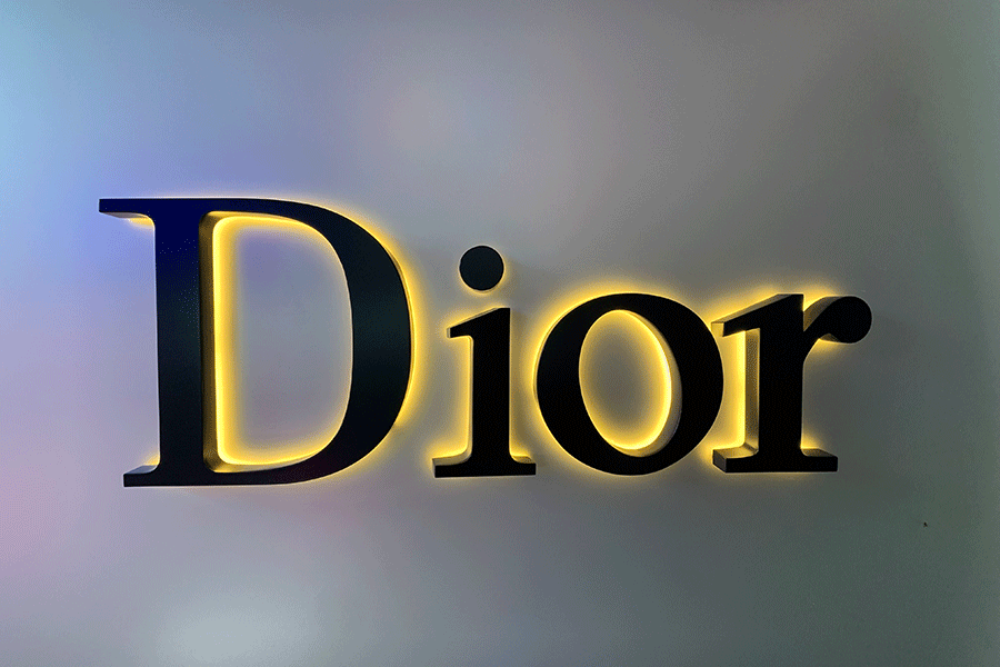 鈦金LED背光字制作有哪些亮點和制作工藝？