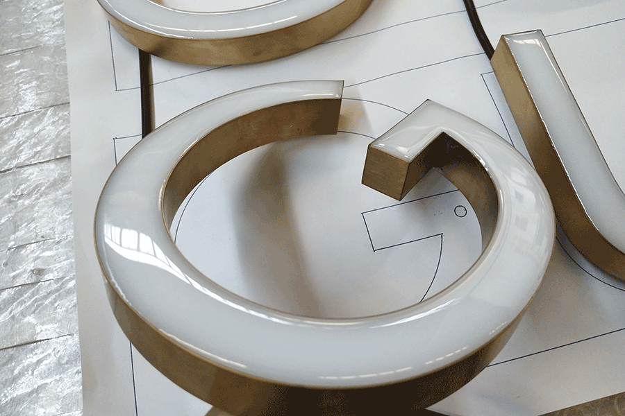 設(shè)計(jì)制作樹脂發(fā)光字標(biāo)識(shí)標(biāo)牌有什么特點(diǎn)？