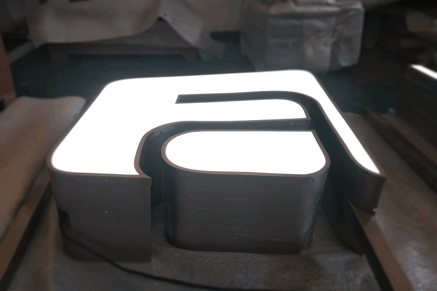 定制天地蓋字發(fā)光標(biāo)識(shí)牌具備哪些特色？