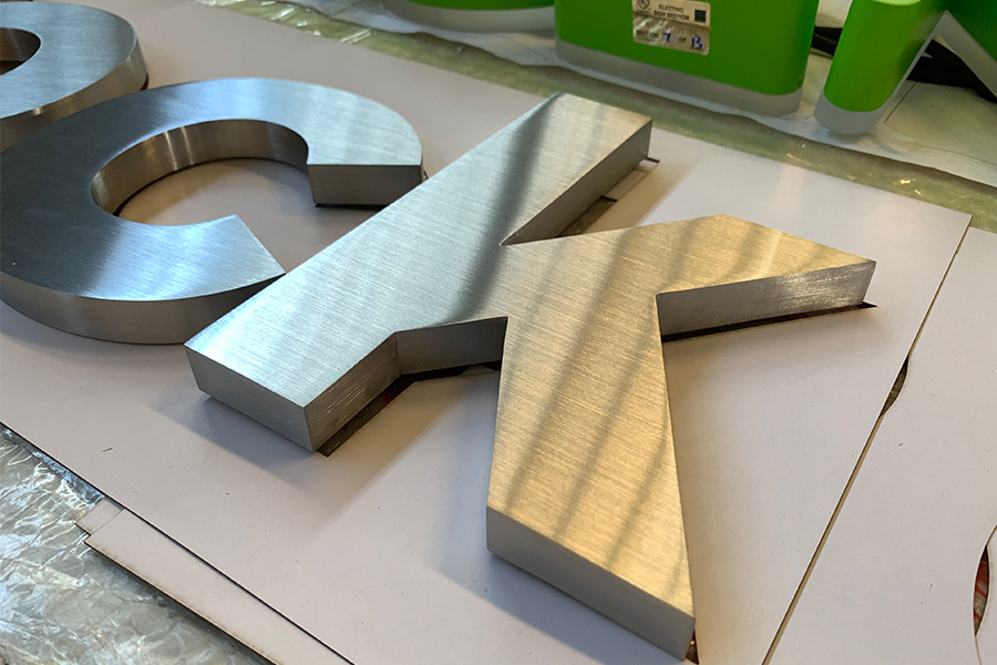 LED鏤空字設(shè)計制作有什么步驟？