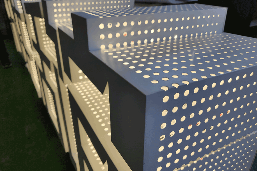 穿孔字發(fā)光標(biāo)識設(shè)計制作具備哪些特色？