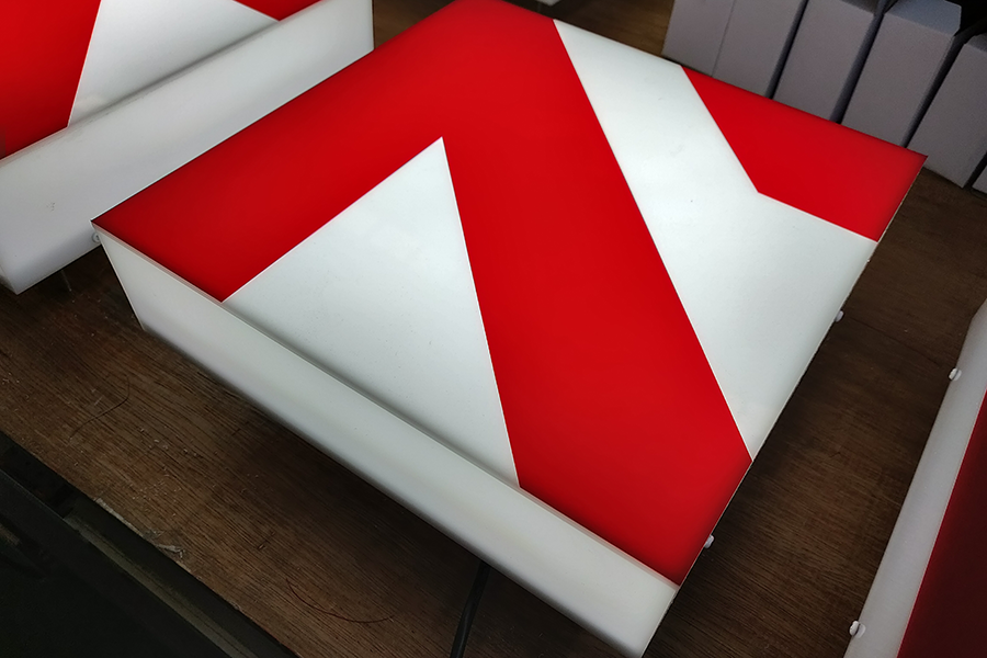 LED亞克力燈箱制作有什么特征？