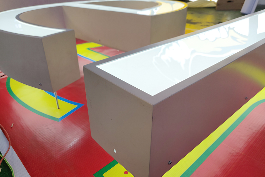 鏤空字發(fā)光標(biāo)識(shí)牌制作具備哪些特點(diǎn)？