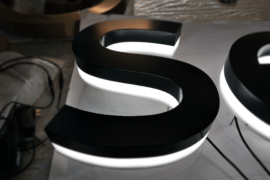 led全亞克力發(fā)光字定制有什么特色？