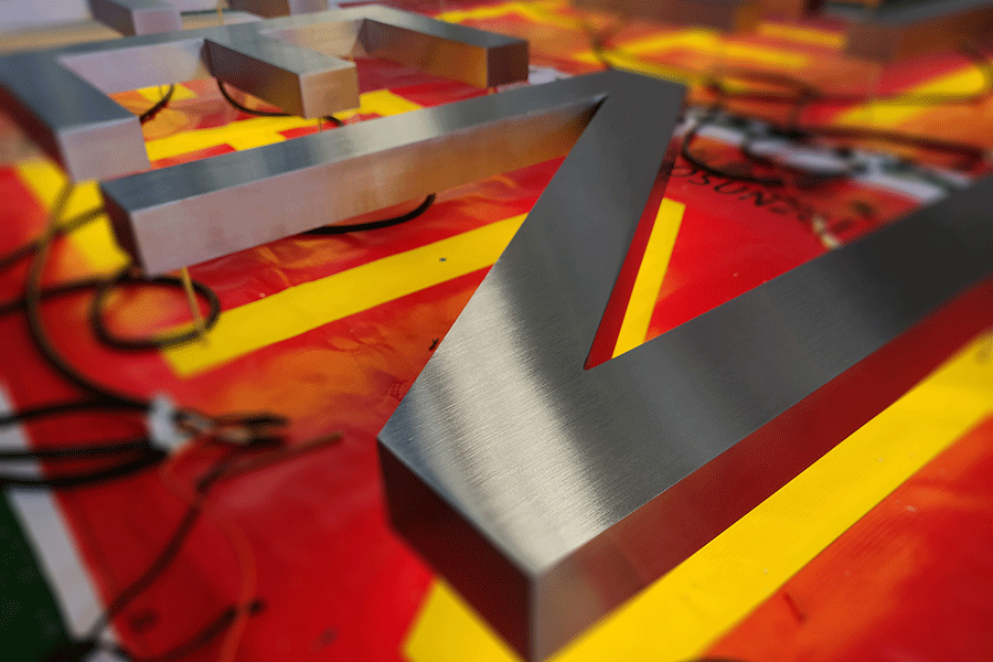 金屬背發(fā)光字標(biāo)識(shí)牌制作有哪些優(yōu)勢(shì)？