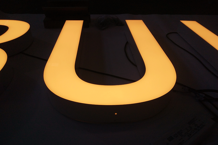 亞克力字發(fā)光標識牌設(shè)計制作有什么優(yōu)勢？