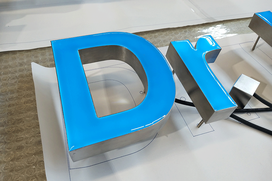 樹脂字發(fā)光標識牌設(shè)計制作有哪些優(yōu)點？