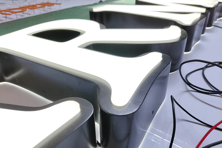 吸塑發(fā)光字標(biāo)識(shí)標(biāo)牌制作有哪些特征？