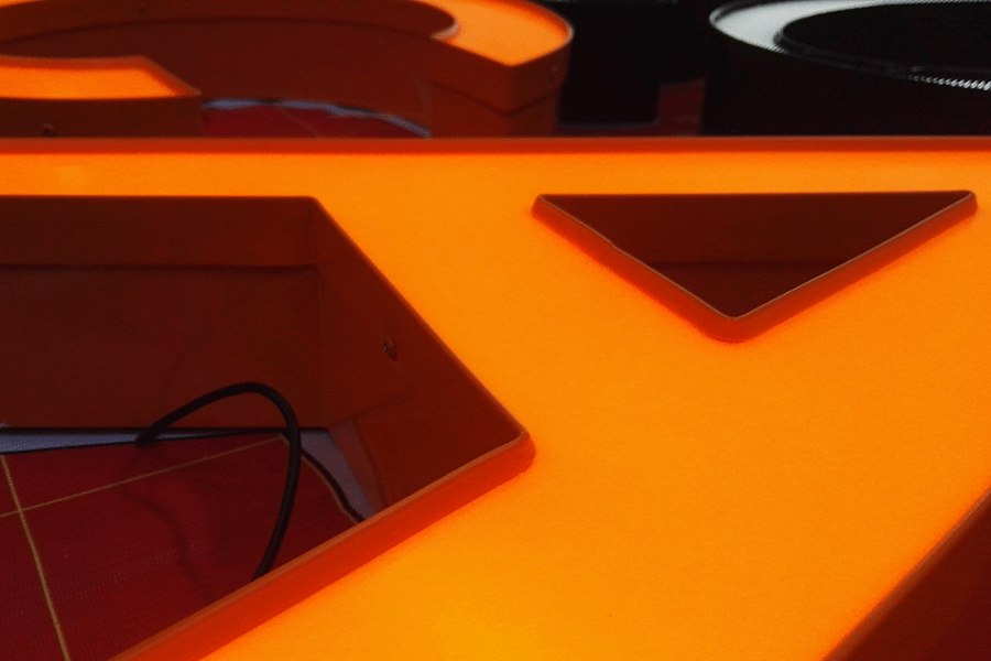 天地蓋發(fā)光字標(biāo)識(shí)設(shè)計(jì)制作有哪些特征？