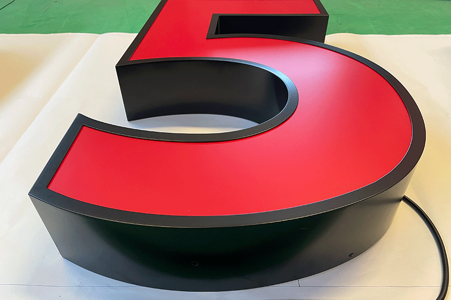 鏤空發(fā)光字標(biāo)識牌定制有什么特征？