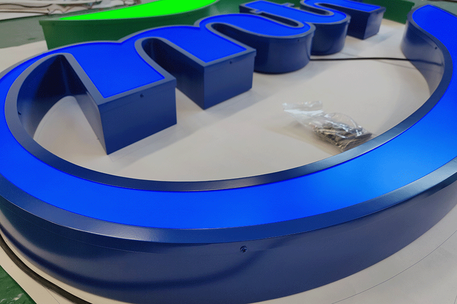 天地蓋字發(fā)光標(biāo)識設(shè)計制作有哪些特點？