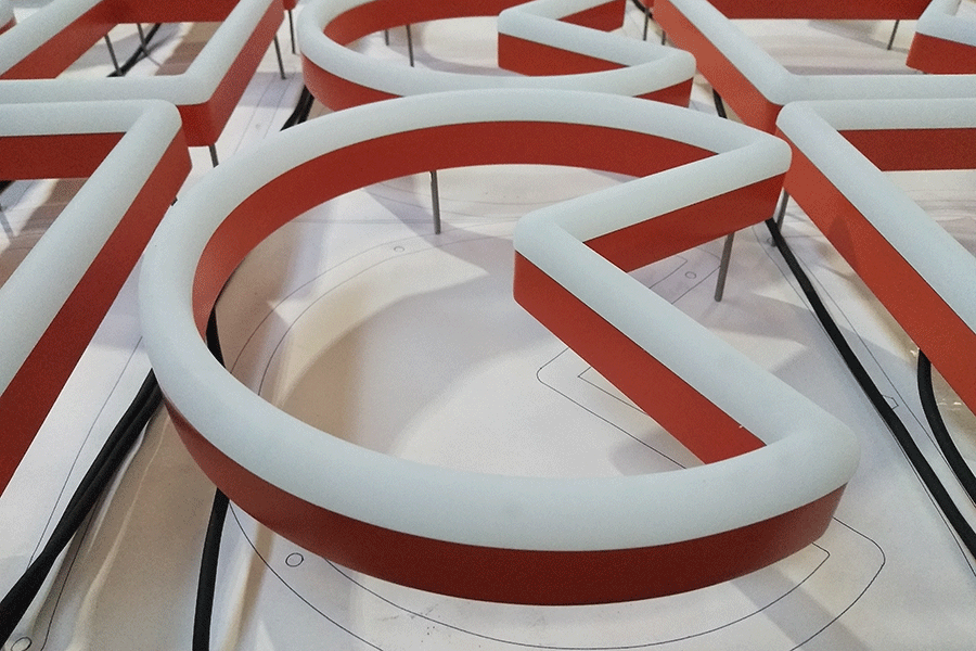 仿霓虹發(fā)光字標(biāo)識標(biāo)牌制作有什么特色？