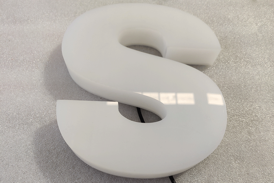 LED亞克力發(fā)光字標(biāo)識(shí)制作有什么特點(diǎn)？