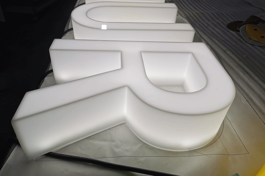 亞克力字標(biāo)識標(biāo)牌制作有什么優(yōu)點？