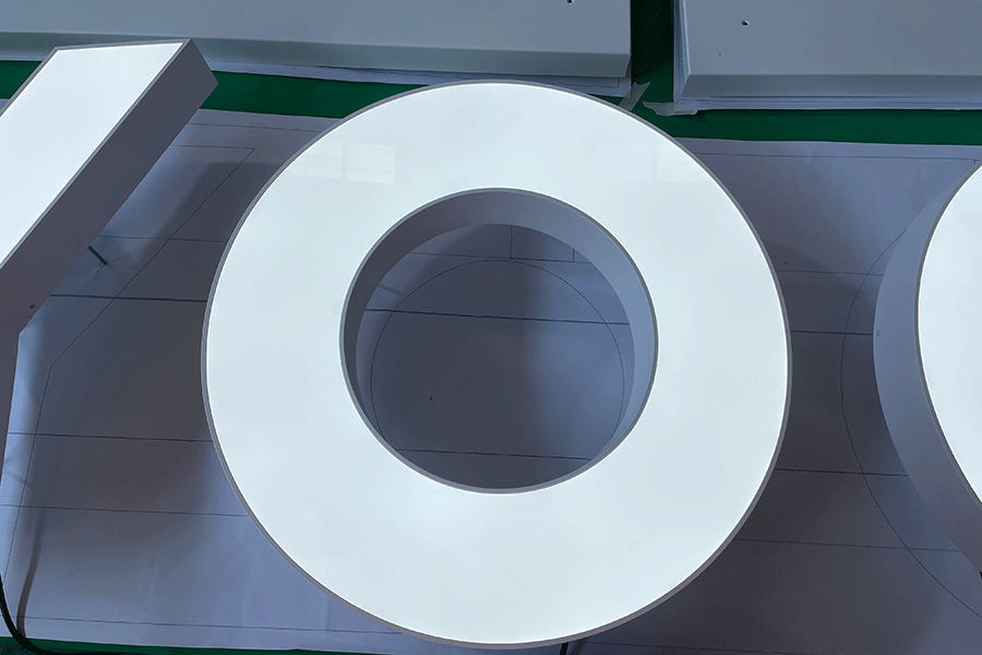 鏤空發(fā)光字標(biāo)識(shí)牌設(shè)計(jì)制作有什么特色？